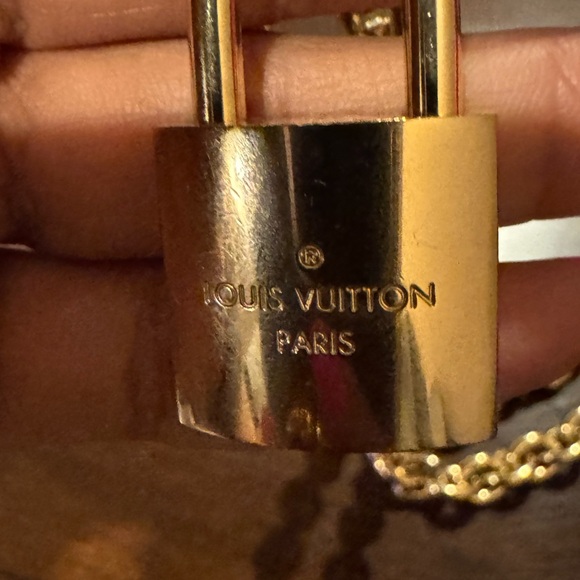 LV Edge lock and key necklace - Picture 7 of 11